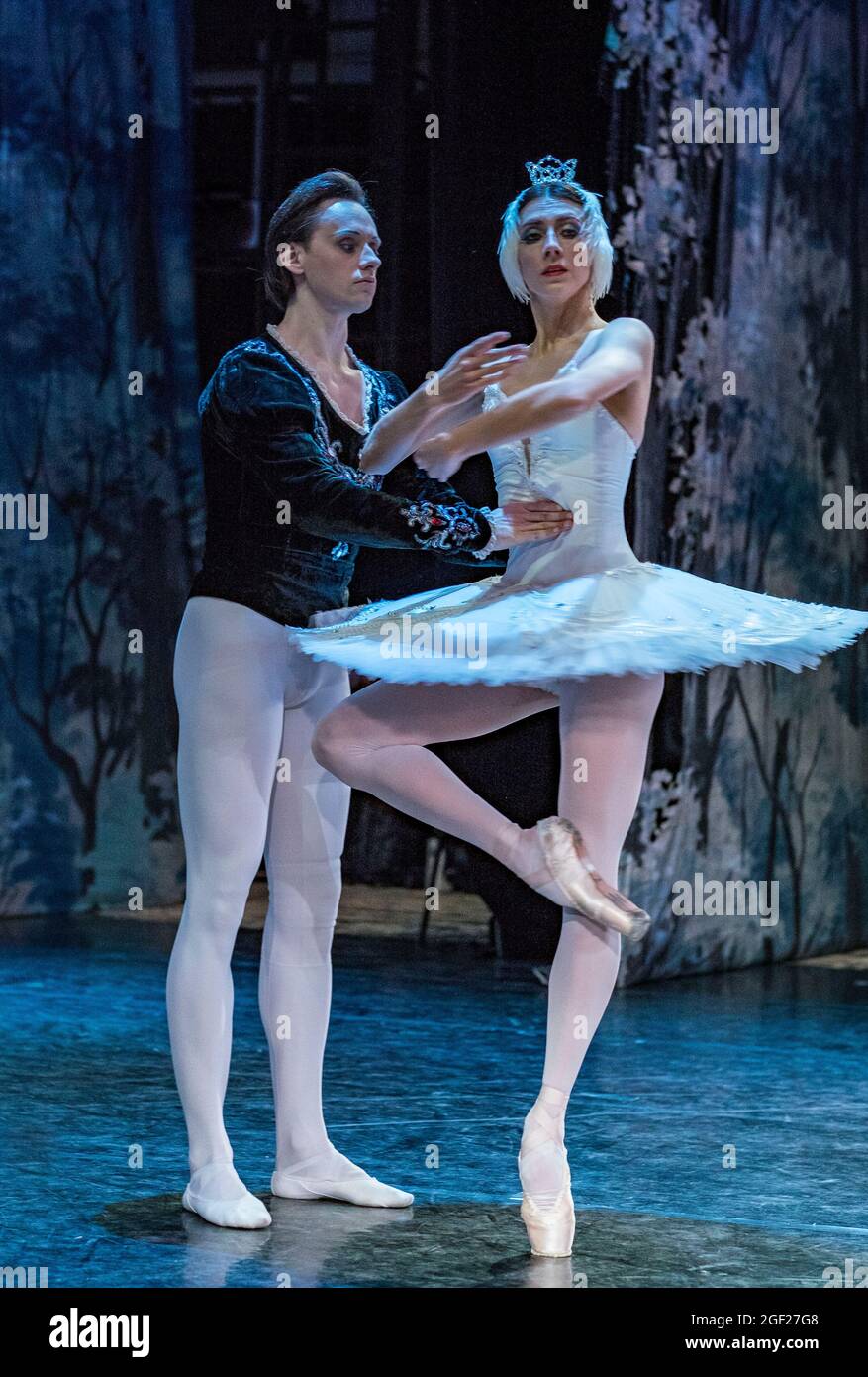 La prima ballerina in un tutu salta attraverso il palco in una rappresentazione del Lago di Swan in un teatro a San Pietroburgo, Russia Foto Stock