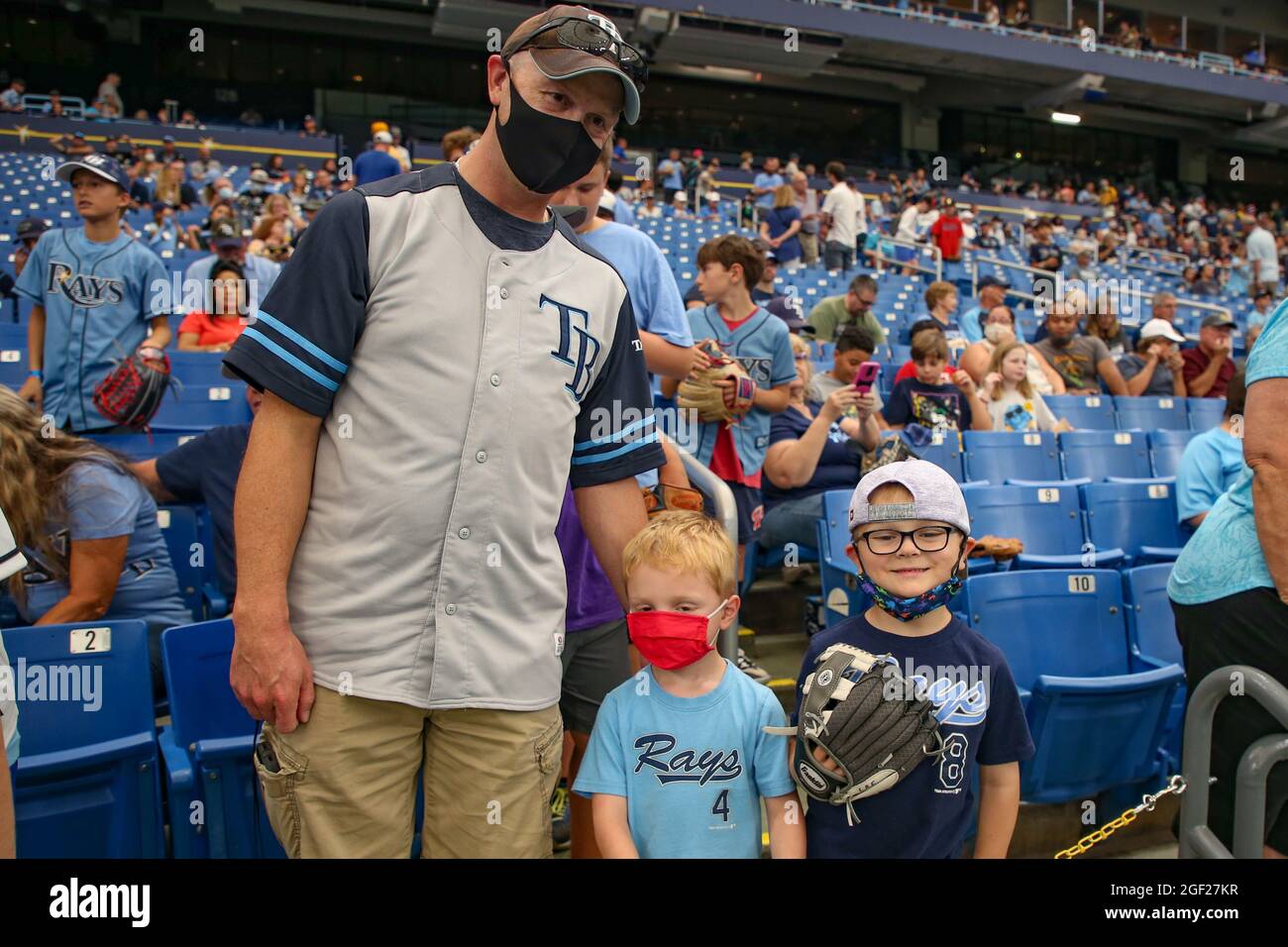 San Pietroburgo, Florida. USA; un padre e i suoi figli si godono un pomeriggio al campo da baseball durante una partita di baseball della Major League tra i Tampa Bay Rays A. Foto Stock