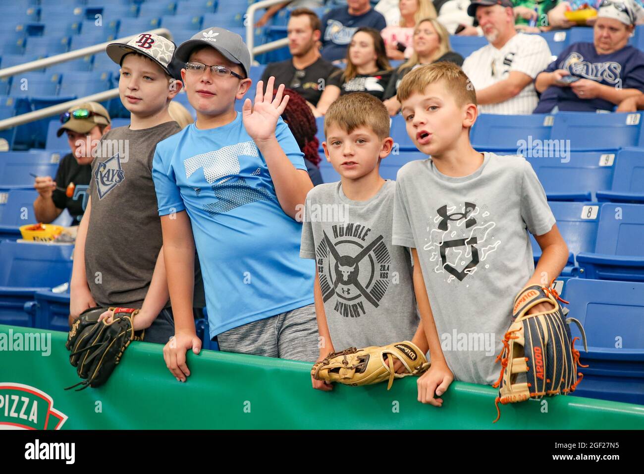 San Pietroburgo, Florida. USA; giovani fan che sperano di un baseball o di un autografo durante una partita di baseball della Major League tra i Tampa Bay Rays e i Chicago Foto Stock
