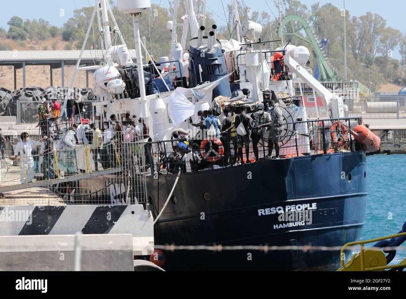 166 migranti salvati dalla nave ResQ People sbarcano ad Augusta Foto Stock