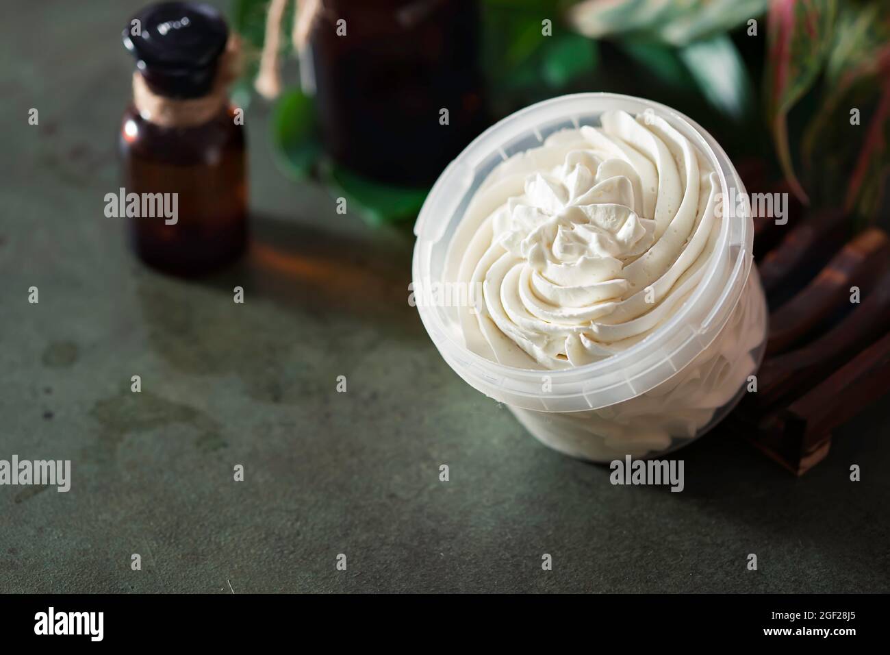 Burro di karité montato. Cosmetici biologici con ingredienti a base di erbe. Concetto di cosmetici biologici. Fatto a mano Foto Stock