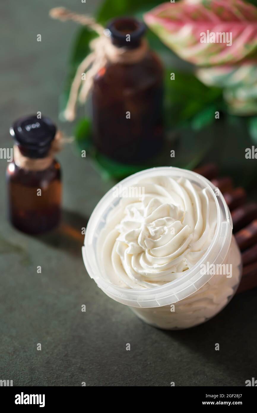 Burro di karité montato. Cosmetici biologici con ingredienti a base di erbe. Concetto di cosmetici biologici. Fatto a mano Foto Stock