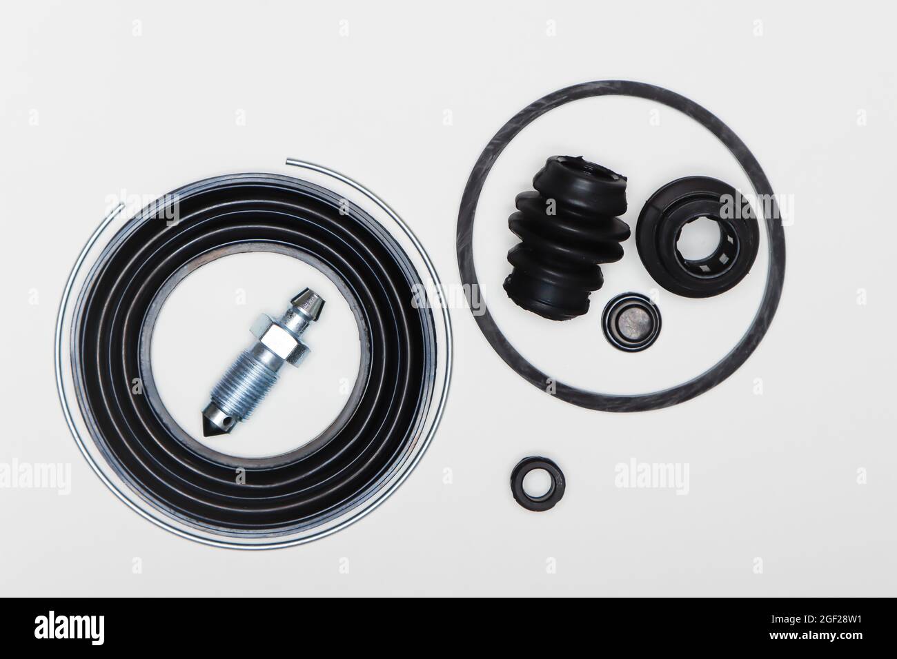 Anello di sicurezza, guarnizioni in gomma, raccordo, parti di riparazione della macchina. Una serie di pezzi di ricambio per la manutenzione dell'impianto frenante di un veicolo. Dettagli su sfondo bianco, spazio di copia disponibile. Foto Stock