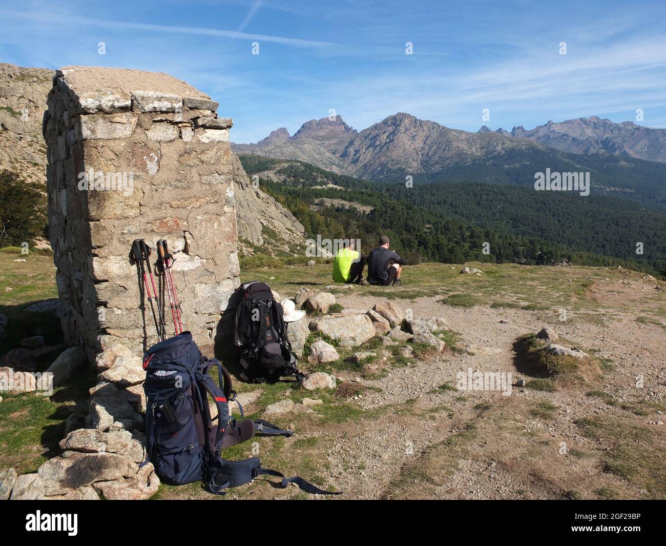 GR20 Trekkers riposano a col de St Pierre tra Castel de Vergio e Lac de Nino, Corsica, Francia Foto Stock