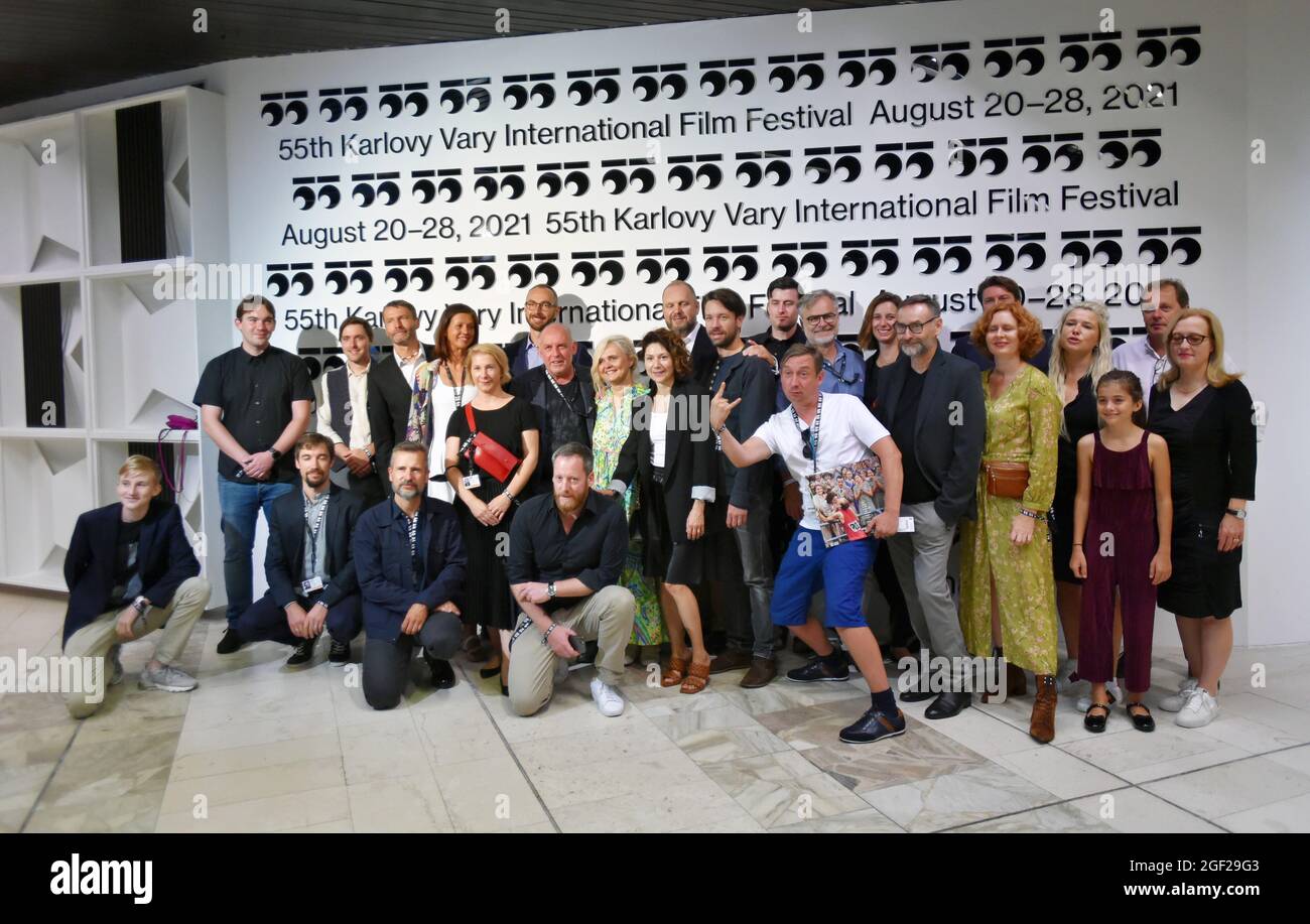 Karlovy Vary, Repubblica Ceca. 22 agosto 2021. Attori del film biografico ceco su Emil Zatopek, diretto da David Ondricek posa per fotografo durante la 55a edizione del Karlovy Vary International Film Festival, Repubblica Ceca, 22 agosto 2021. Il festival internazionale del cinema ritorna alle terme ceche di Karlovy Vary dopo due anni a causa di un ritardo causato dalla pandemia del coronavirus. Credit: Slavomir Kubes/CTK Photo/Alamy Live News Foto Stock