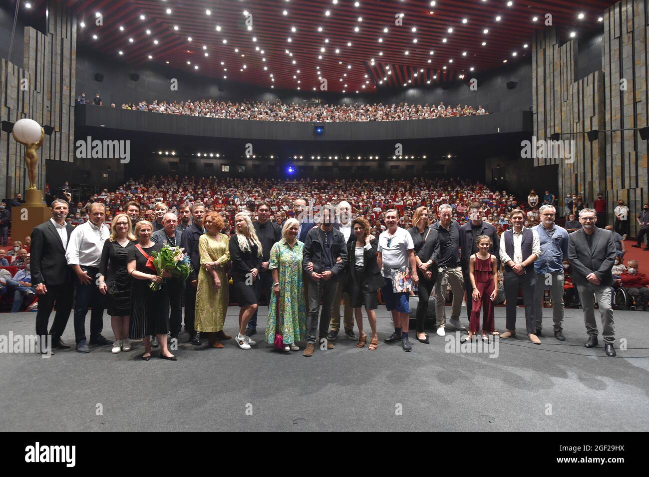 Karlovy Vary, Repubblica Ceca. 22 agosto 2021. Attori del film biografico ceco su Emil Zatopek, diretto da David Ondricek posa per fotografo durante la 55a edizione del Karlovy Vary International Film Festival, Repubblica Ceca, 22 agosto 2021. Il festival internazionale del cinema ritorna alle terme ceche di Karlovy Vary dopo due anni a causa di un ritardo causato dalla pandemia del coronavirus. Credit: Slavomir Kubes/CTK Photo/Alamy Live News Foto Stock