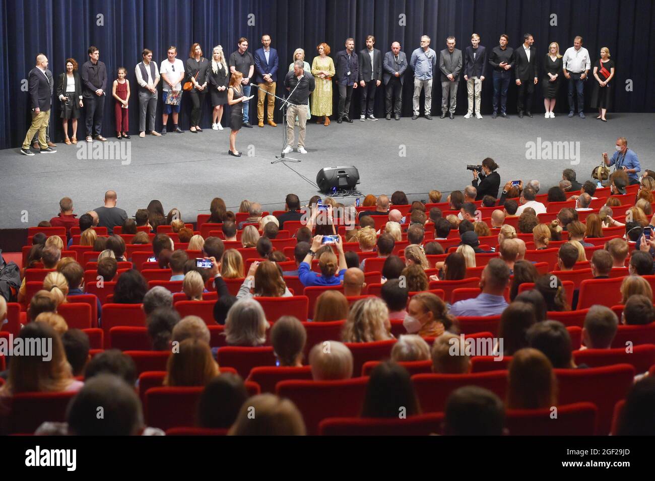 Karlovy Vary, Repubblica Ceca. 22 agosto 2021. Attori del film biografico ceco su Emil Zatopek, diretto da David Ondricek parlano durante la 55a edizione del Karlovy Vary International Film Festival, Repubblica Ceca, 22 agosto 2021. Il festival internazionale del cinema ritorna alle terme ceche di Karlovy Vary dopo due anni a causa di un ritardo causato dalla pandemia del coronavirus. Credit: Slavomir Kubes/CTK Photo/Alamy Live News Foto Stock