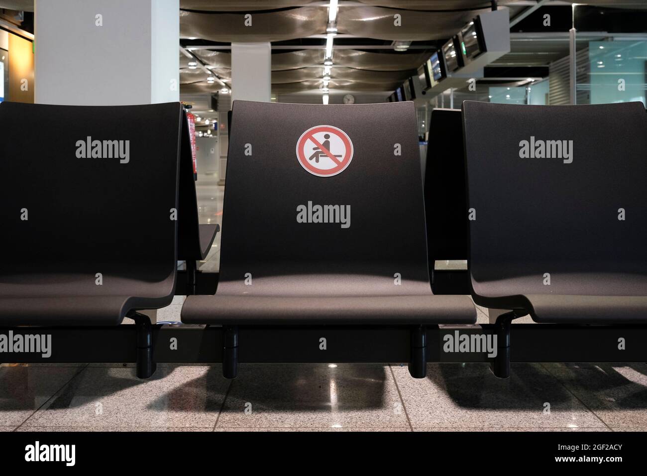 L'allontanamento sociale è imposto ad un cancello all'aeroporto di Düsseldorf, Germania Foto Stock