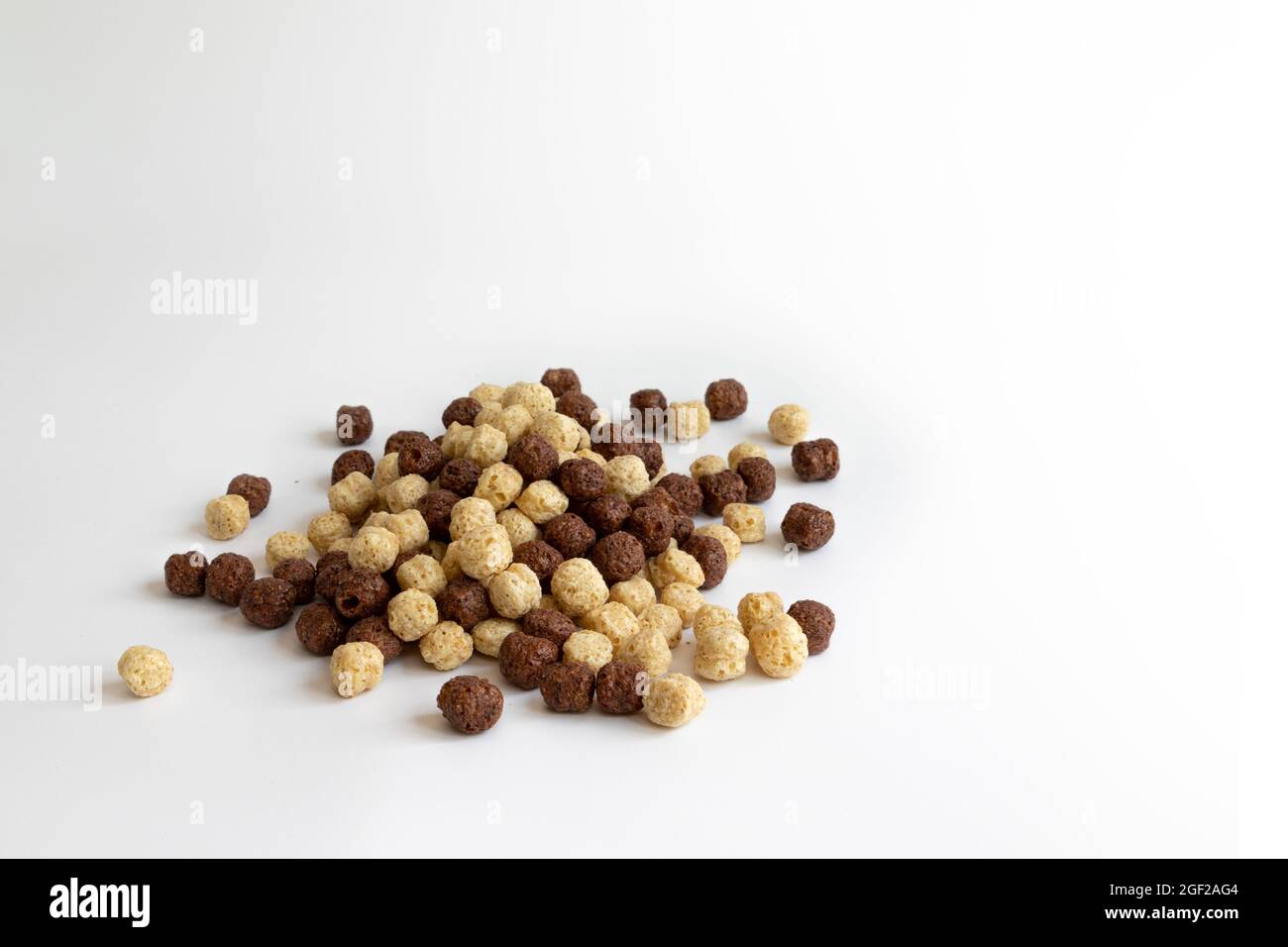 colazione al cioccolato e alla vaniglia, cereali, mucchio di palle di cereali, palle di mais al cioccolato, vista laterale Foto Stock