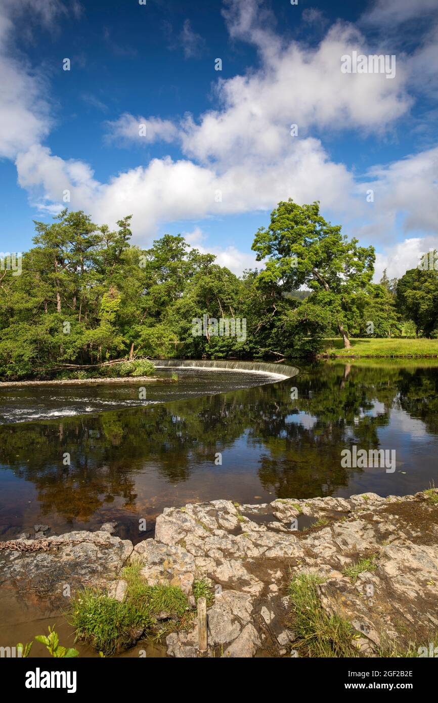UK Wales, Clwyd, Llangollen, Berwyn, Horseshoe Falls sul fiume Dee che dirottano l'acqua al canale di Llangollen Foto Stock