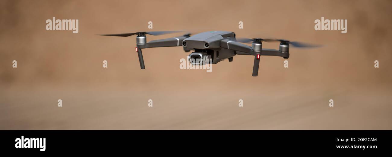 Primo piano del drone aereo con telecomando professionale che vola in aria.  Concetto di tecnologie moderne Foto stock - Alamy