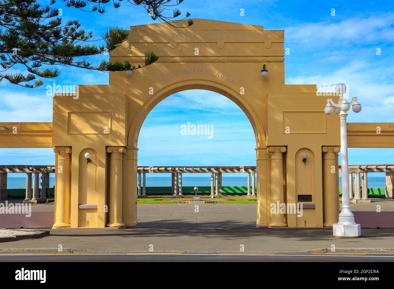 Napier, Nuova Zelanda. L'arco di New Napier, eretto nel 1937, si affaccia sulla Veronica Sunbay e sull'oceano Foto Stock