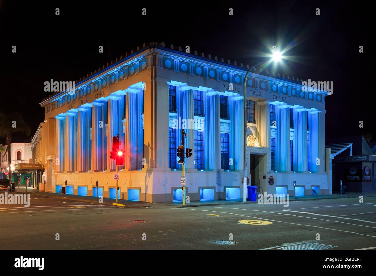 Napier, Nuova Zelanda. L'Ufficio del Public Trust, un edificio classico degli anni '20, illuminato di notte Foto Stock