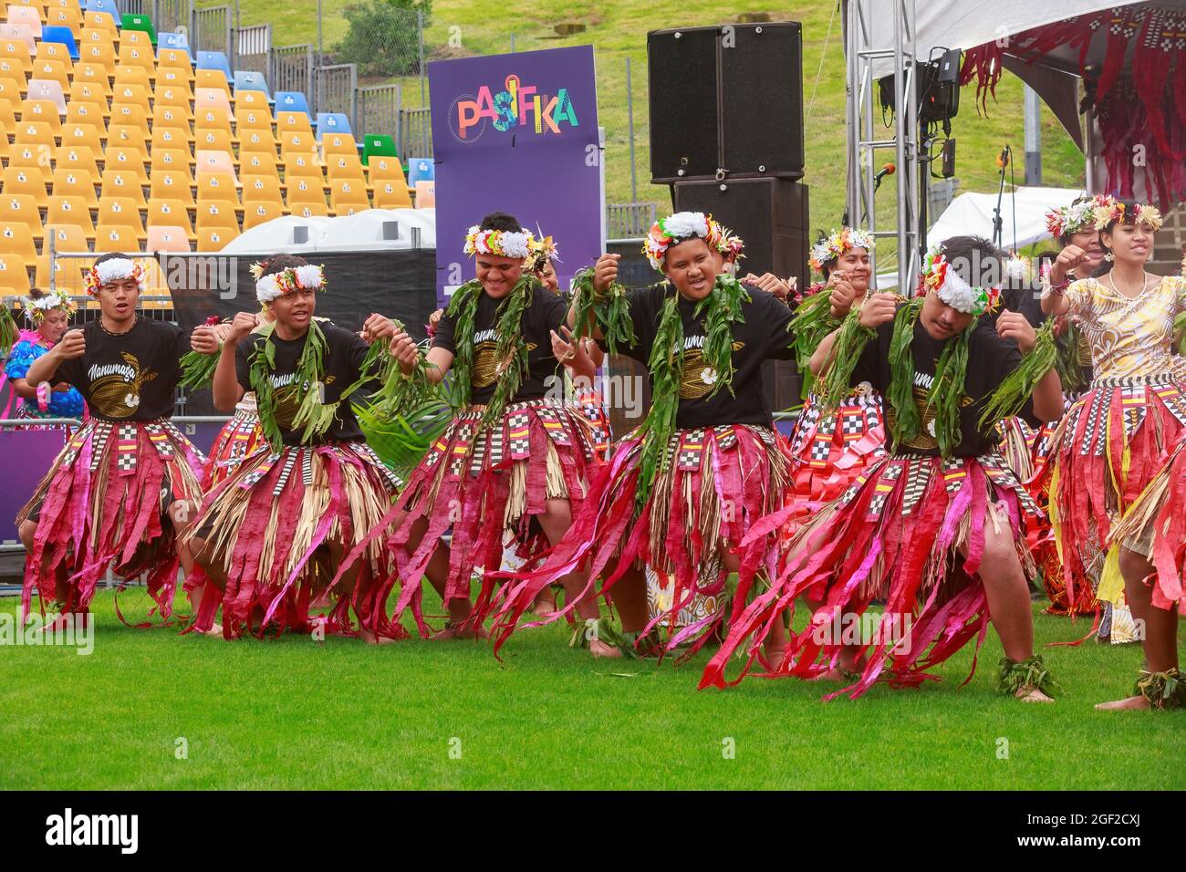 Ballerini della nazione dell'isola del Pacifico di Tuvalu che si esibiscono al Festival Pasifika di Auckland, Nuova Zelanda Foto Stock
