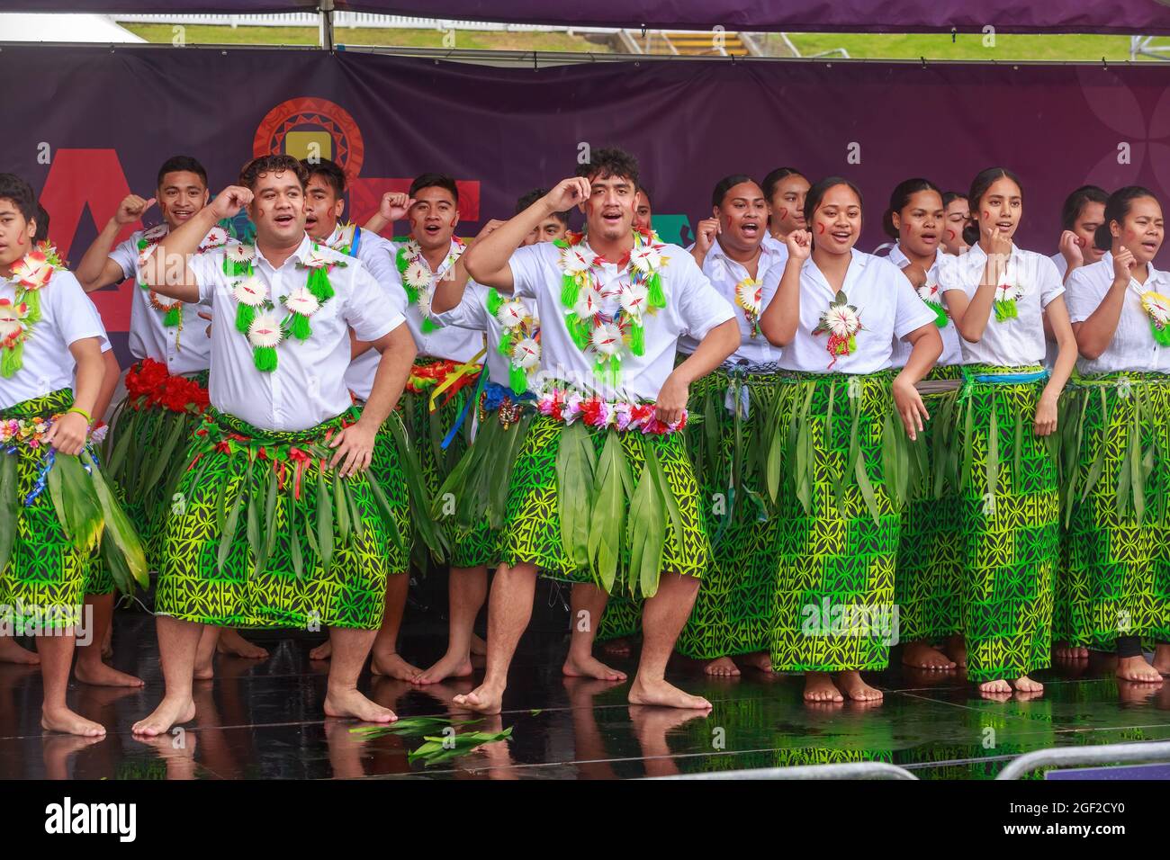 Giovani delle Fiji di sesso maschile e femminile che ballano sul palco durante Pasifika Festical, una celebrazione della cultura dell'Isola del Pacifico ad Auckland, Nuova Zelanda Foto Stock