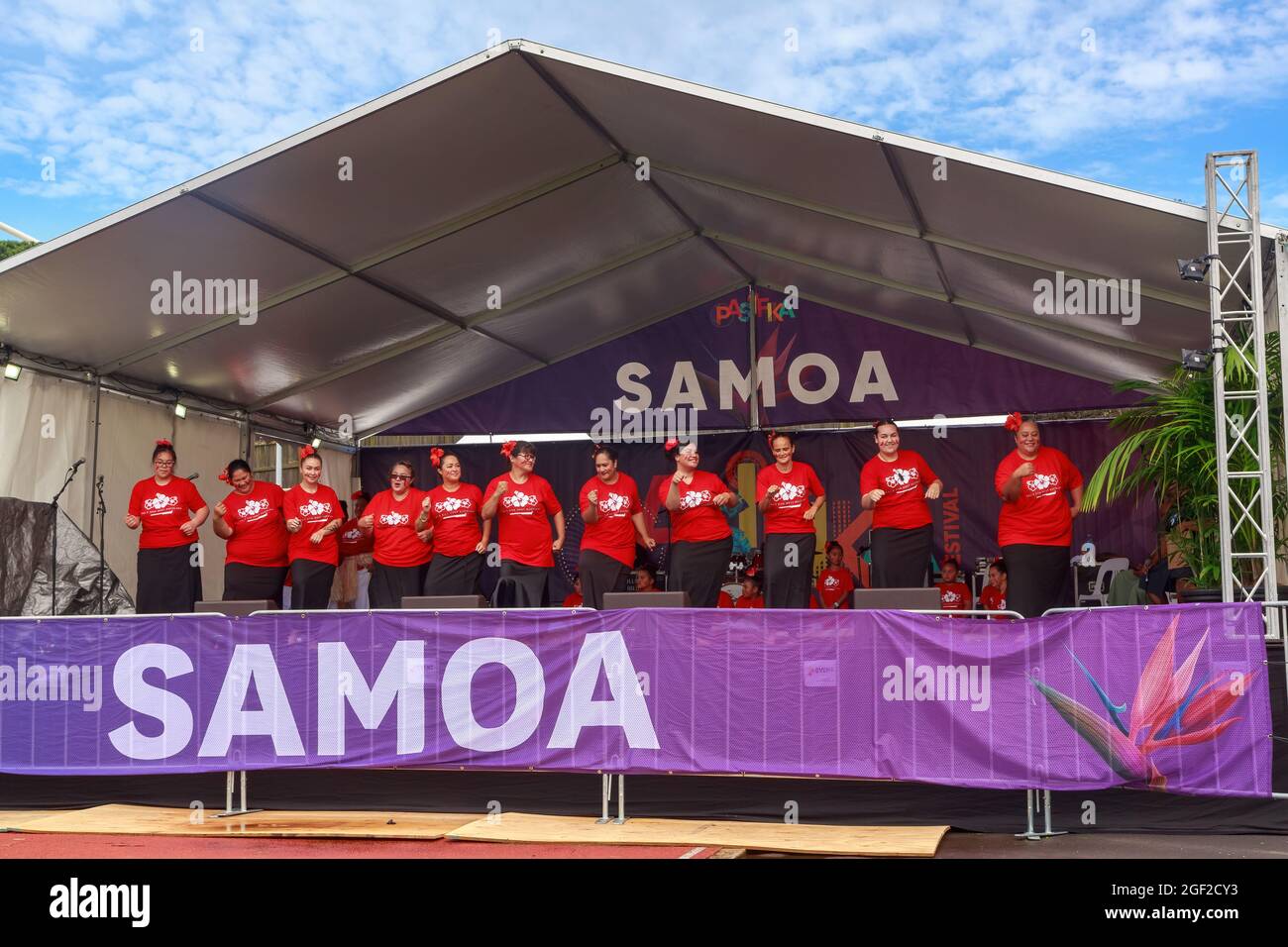 Un gruppo di ballo che si esibisce sul palco 'samoa' al Festival Pasifika di Auckland, Nuova Zelanda Foto Stock