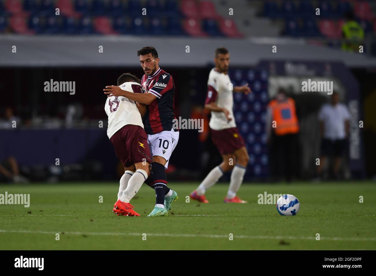 Andrea Schiavone (Salernitana)Nicola Sansone (Bologna) durante la 'mostra Italiana A match between Bologna 3-2 Salernitana allo Stadio Renato Dall Ara il 22 agosto 2021 a Bologna. Credit: Maurizio Borsari/AFLO/Alamy Live News Foto Stock