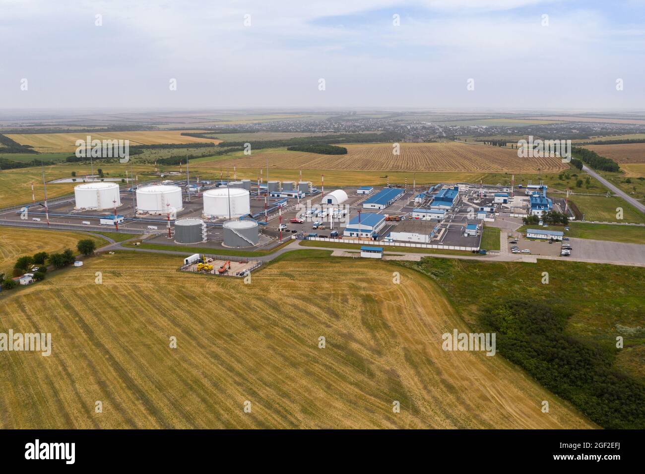 Vista aerea dell'azienda agricola del serbatoio di stoccaggio dell'olio e del carburante Foto Stock