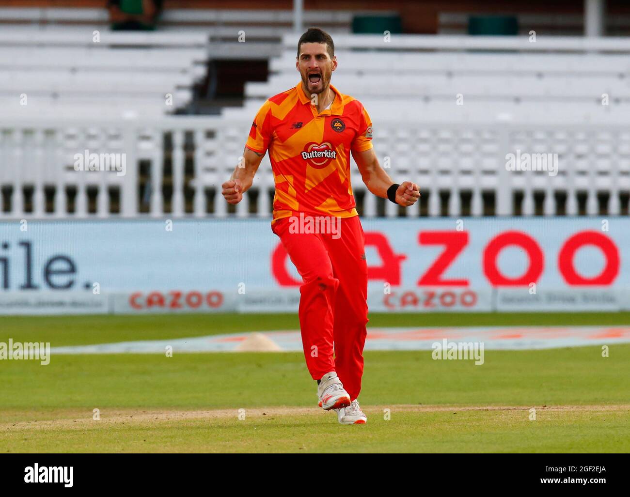 LONDRA, INGHILTERRA - AGOSTO 21: Benny Howell di Birmingham Phonix celebra il cazzo di Paul Stirling di Southern Brave durante il Cent Final Betwe Foto Stock