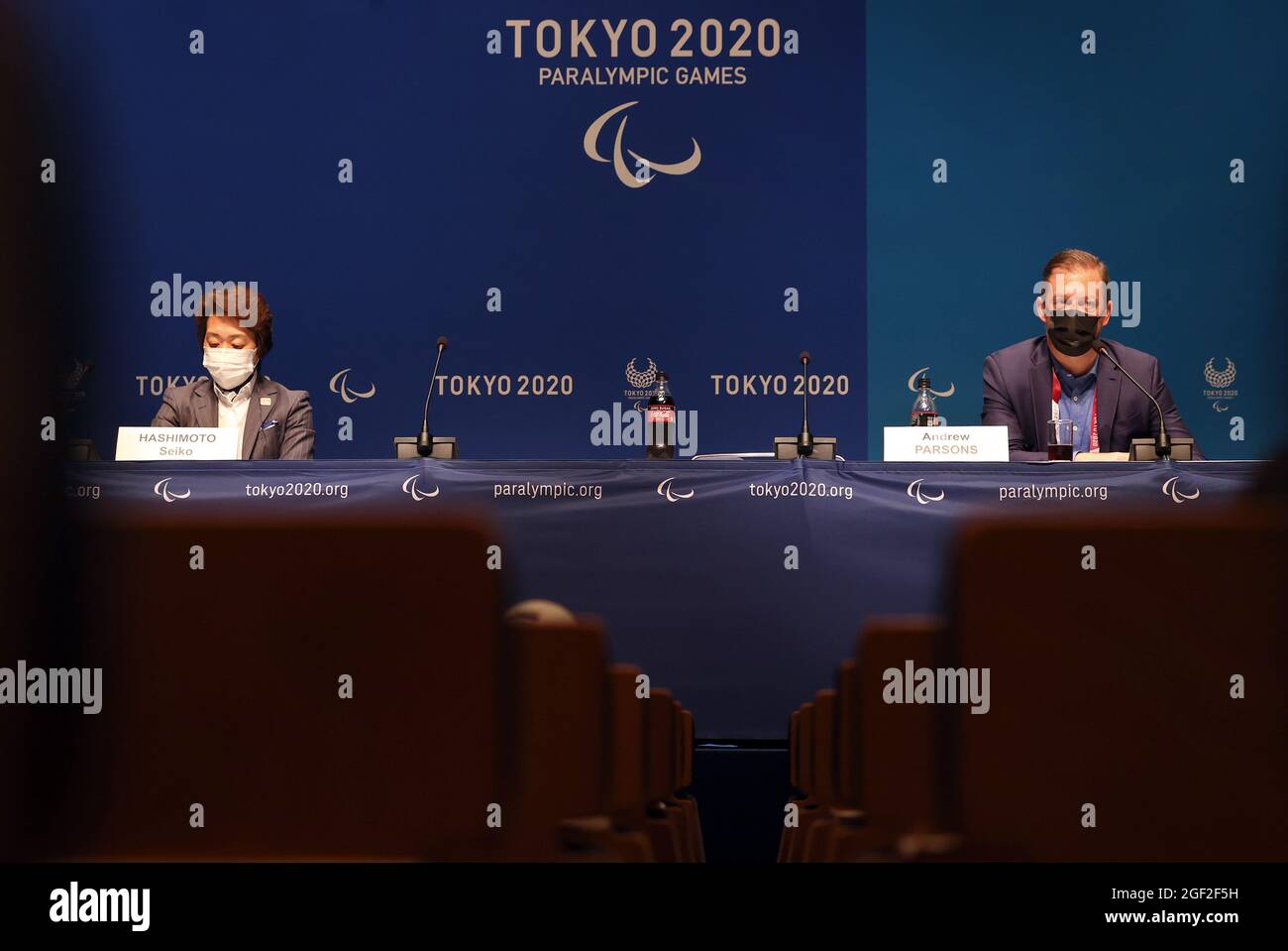 Tokio, Giappone. 23 Agosto 2021. Seiko Hashimoto, presidente del Comitato Organizzatore dei Giochi Olimpici e Paralimpici di Tokyo (l) e Andrew Parsons, presidente del Comitato Internazionale Paralimpico, siedono a una conferenza stampa. Credit: Karl-Josef Hildenbrand/dpa/Alamy Live News Foto Stock