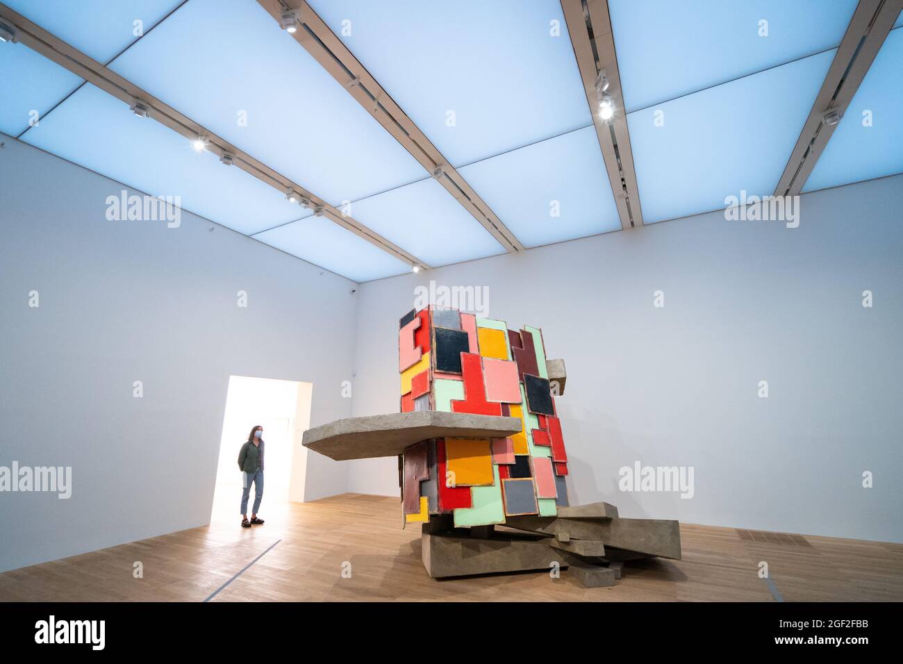 Un membro del personale Tate Modern vede 'untitled: Upturnedhouse2' durante una fotocall per Artist Rooms: Phyllida Barlow, l'ultima di una serie di mostre gratuite al Tate Modern di Londra. Data foto: Lunedì 23 agosto 2021. Foto Stock