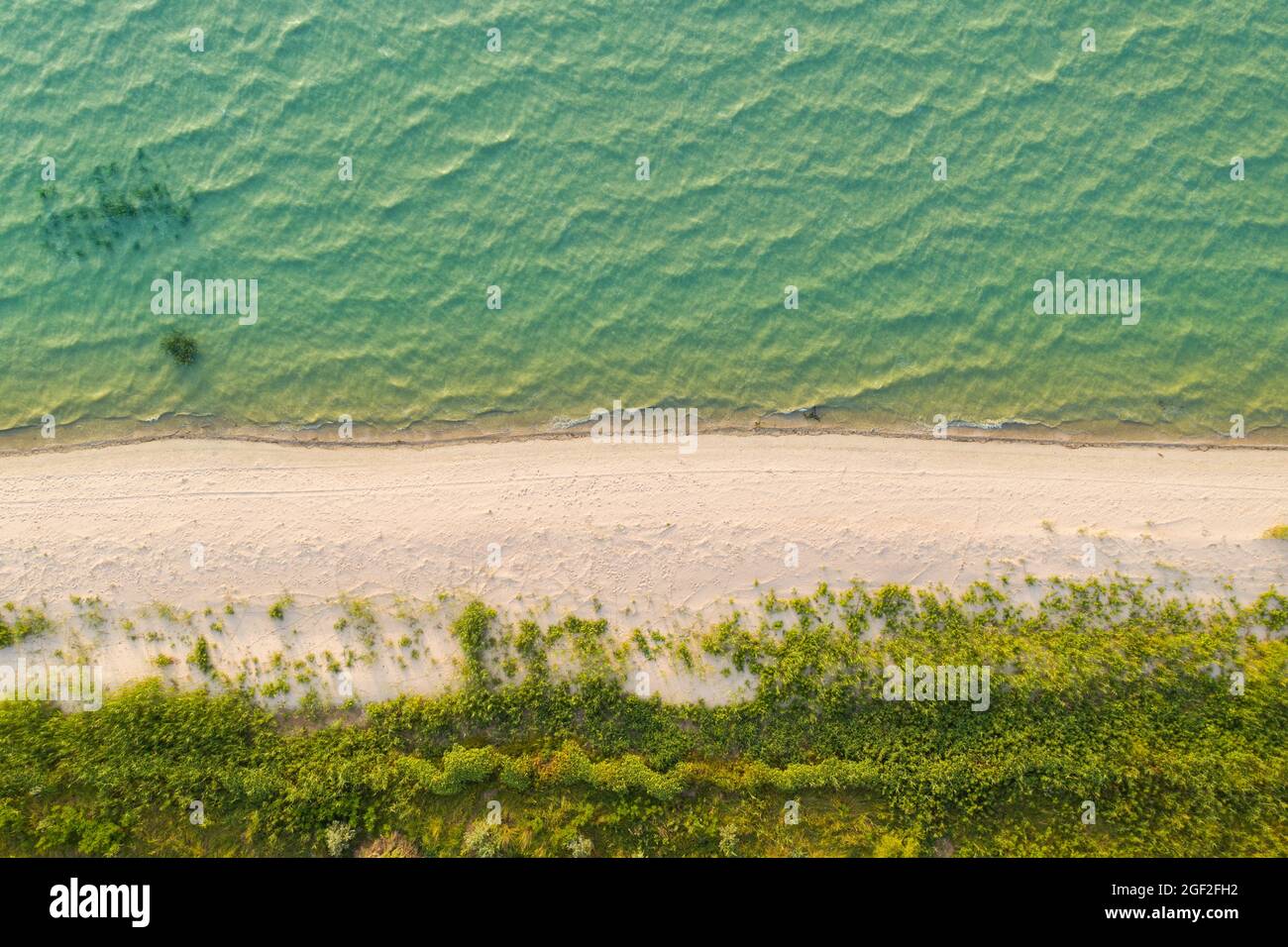 Mare costa. Vista aerea della spiaggia e delle onde Foto Stock