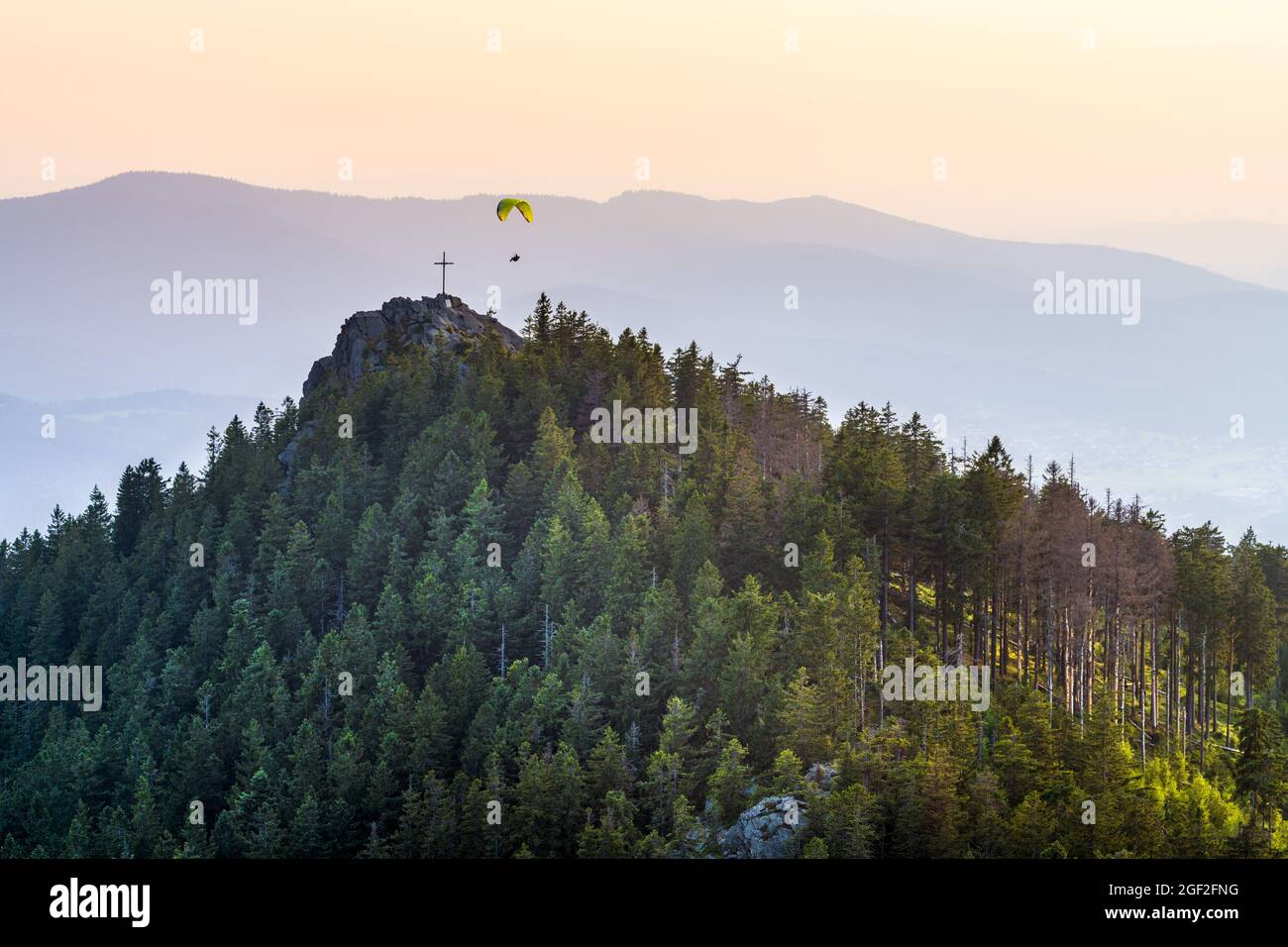 Magnifica vista panoramica sulla cima dell'OSSER nella Foresta Bavarese, bayerischer Wald, montagna tramonto foresta verde valle Foto Stock