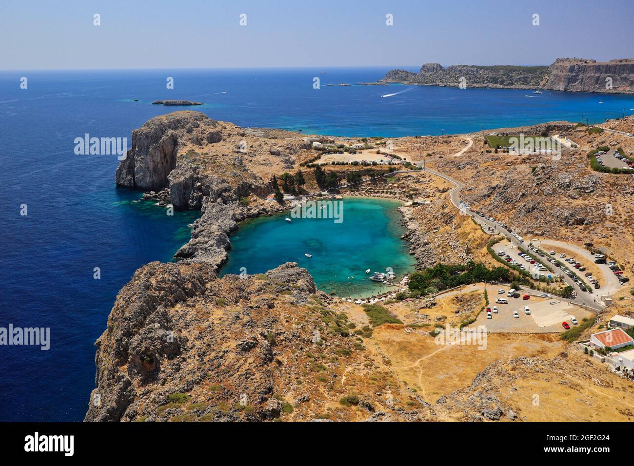 Vista della Baia di St Paul a Lindos con il Mare Egeo durante la splendida Giornata estiva a Lindos. Baia di San Paolo in greco Rodi. Foto Stock