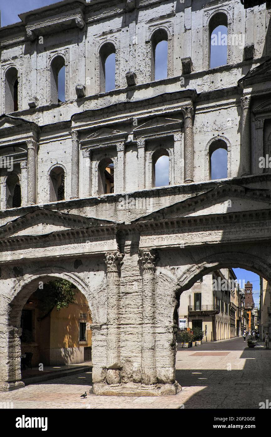 La porta Borsari, principale entrata romana antica di Verona, Veneto,  Italia. La porta fu costruita come fortezza quadrata con torri  fiancheggianti nel i secolo d.C. come porta Iovia, dopo un Tempio di