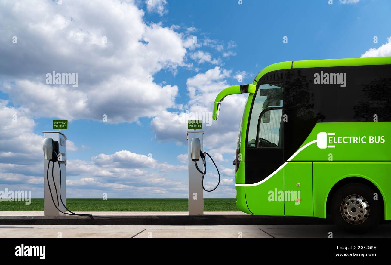 Bus elettrico con stazione di ricarica. Concetto Foto Stock
