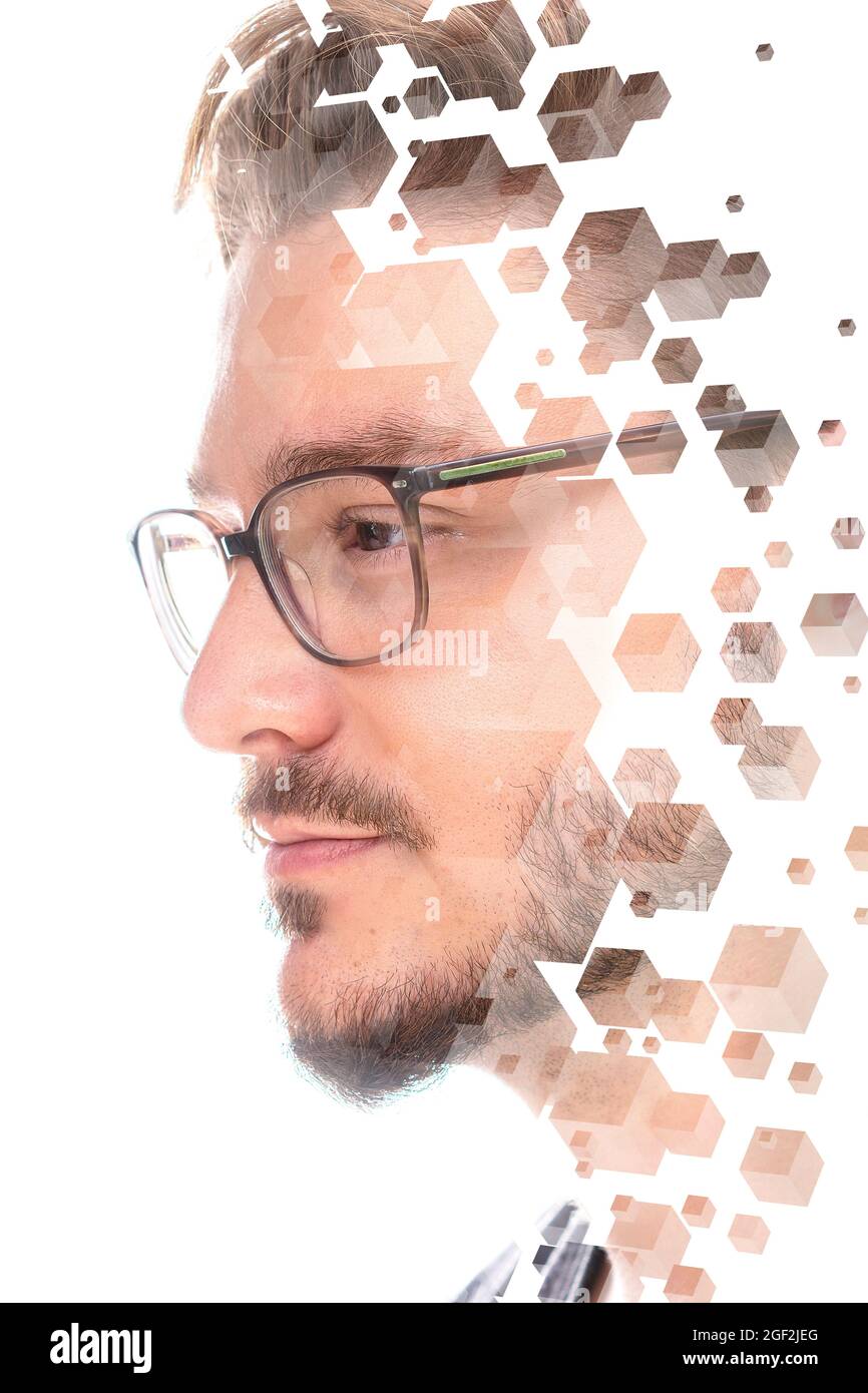 Ritratto creativo di un giovane uomo combinato con un'immagine di un cubo di diverse dimensioni su sfondo bianco Foto Stock