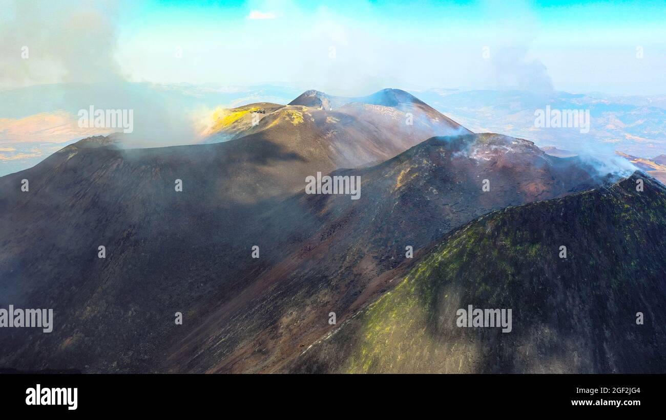 Cratere Etna vista dall'alto in una foto panoramica aerea con solfora e fumo a degassazione Foto Stock