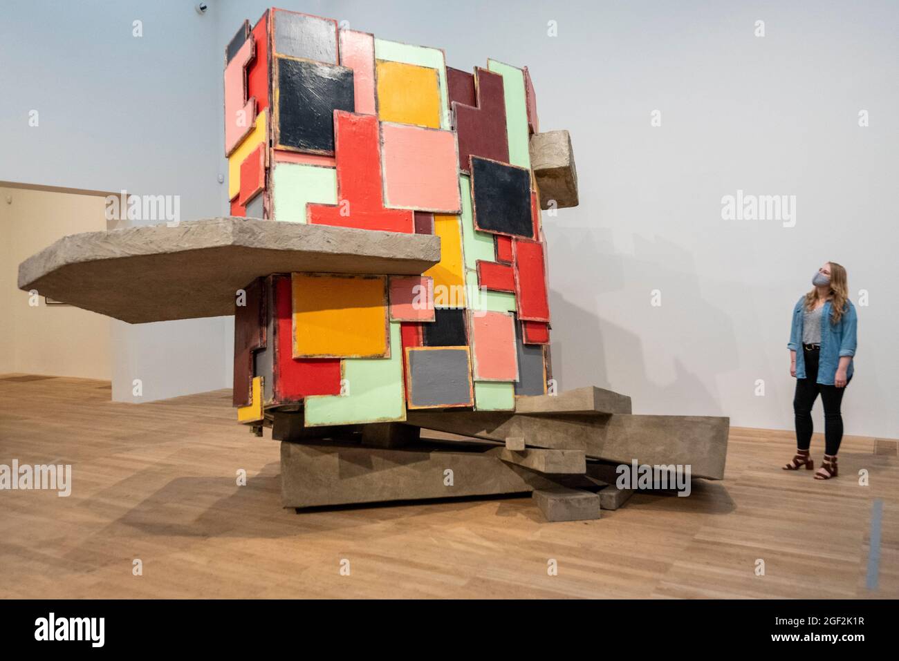 Londra, Regno Unito. 23 agosto 2021. Un membro dello staff vede un'opera senza titolo in anteprima DELLE SALE D'ARTISTA: Phyllida Barlow, una nuova mostra di opere dell'artista inglese Phyllida Barlow che include diverse installazioni su larga scala e una selezione di disegni per tutta la sua carriera sessant'anni. Credit: Stephen Chung / Alamy Live News Foto Stock