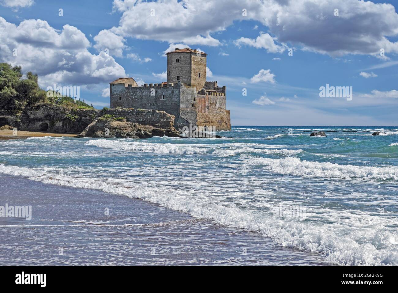 La fortezza marinara medievale della torre Astura, Latina, Lazio, Italia, Europa Foto Stock