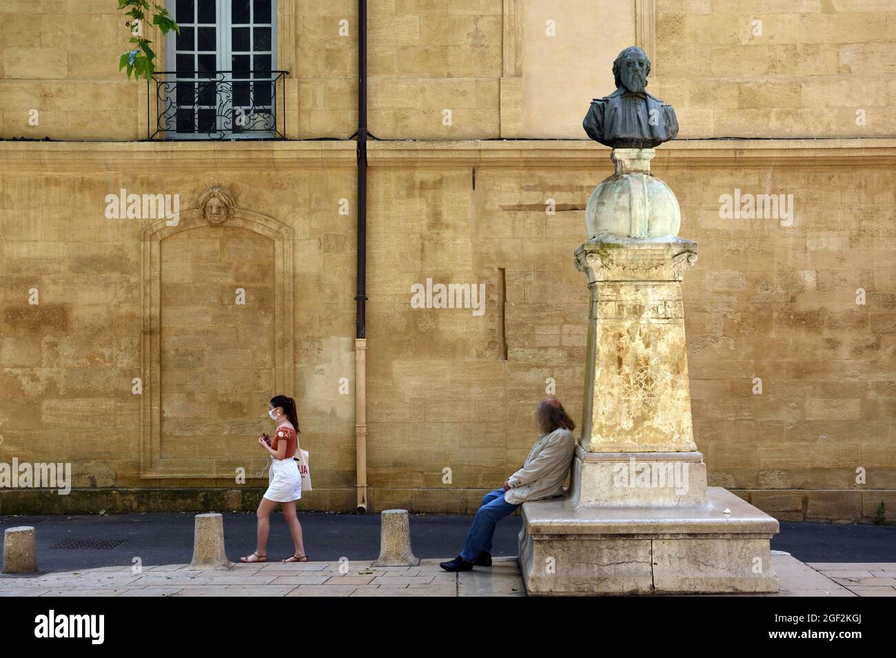 Scena di strada con panchina pubblica e Statua di Nicholas-Claude Fabri de Peiresc Aix-en-Provence Provenza Francia Foto Stock