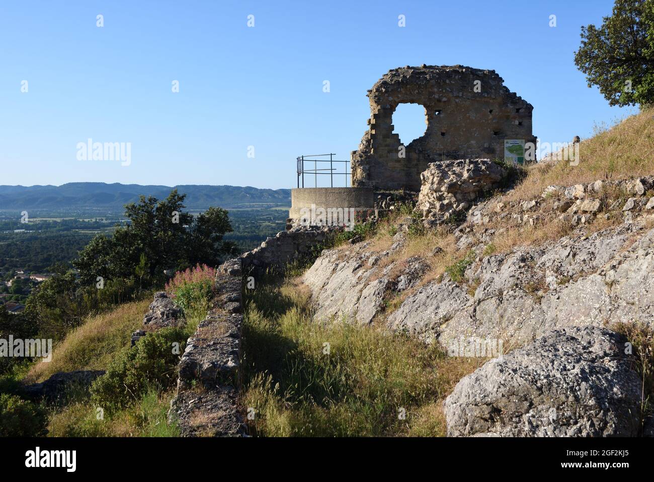 Rovine tra cui rovine della Chiesa e le mura della città nel villaggio distrutto e abbandonato di Merindol, scena del massacro Merindol (1545) Provenza Francia Foto Stock