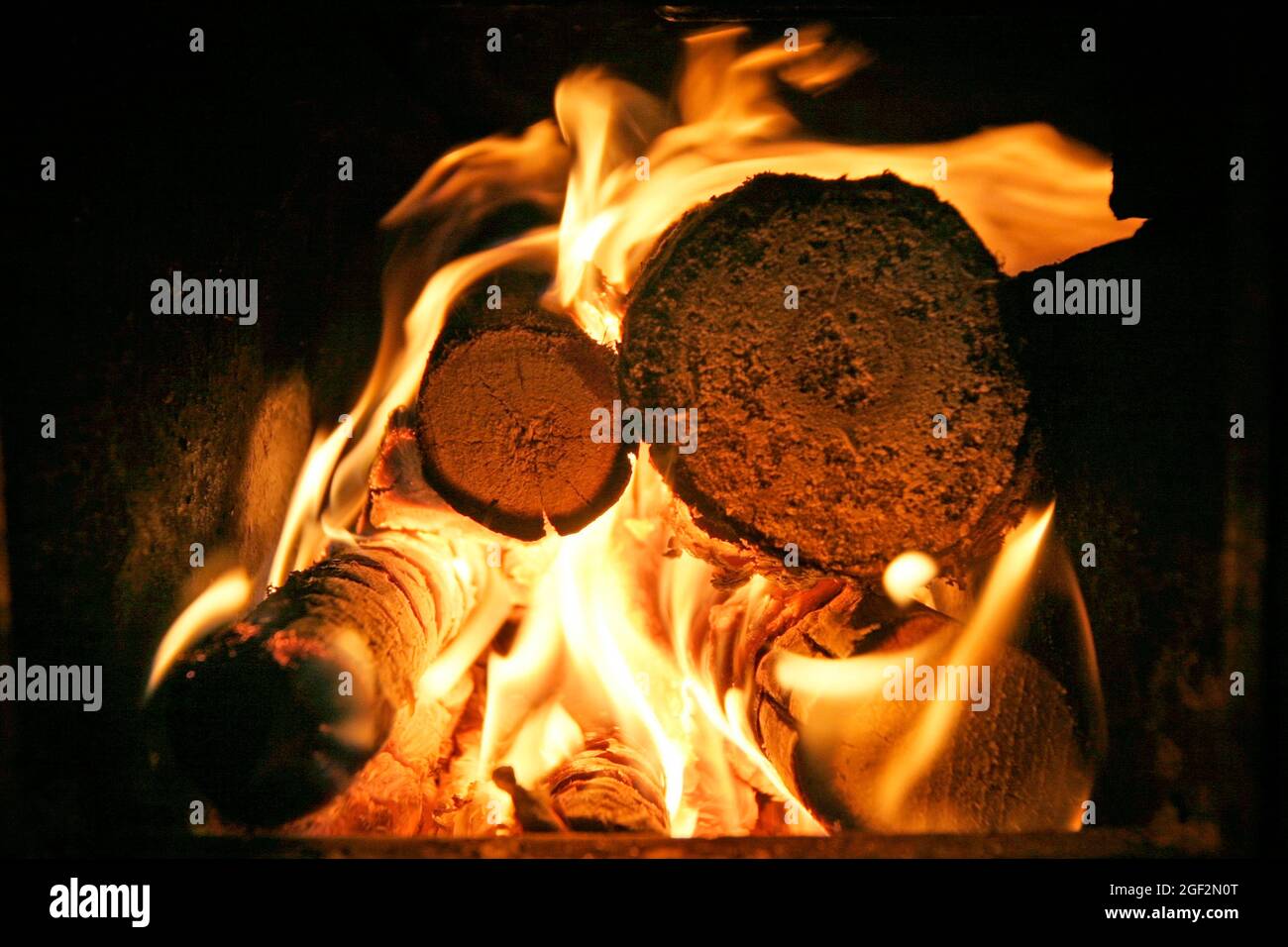 fuoco in una stufa a legna Foto Stock