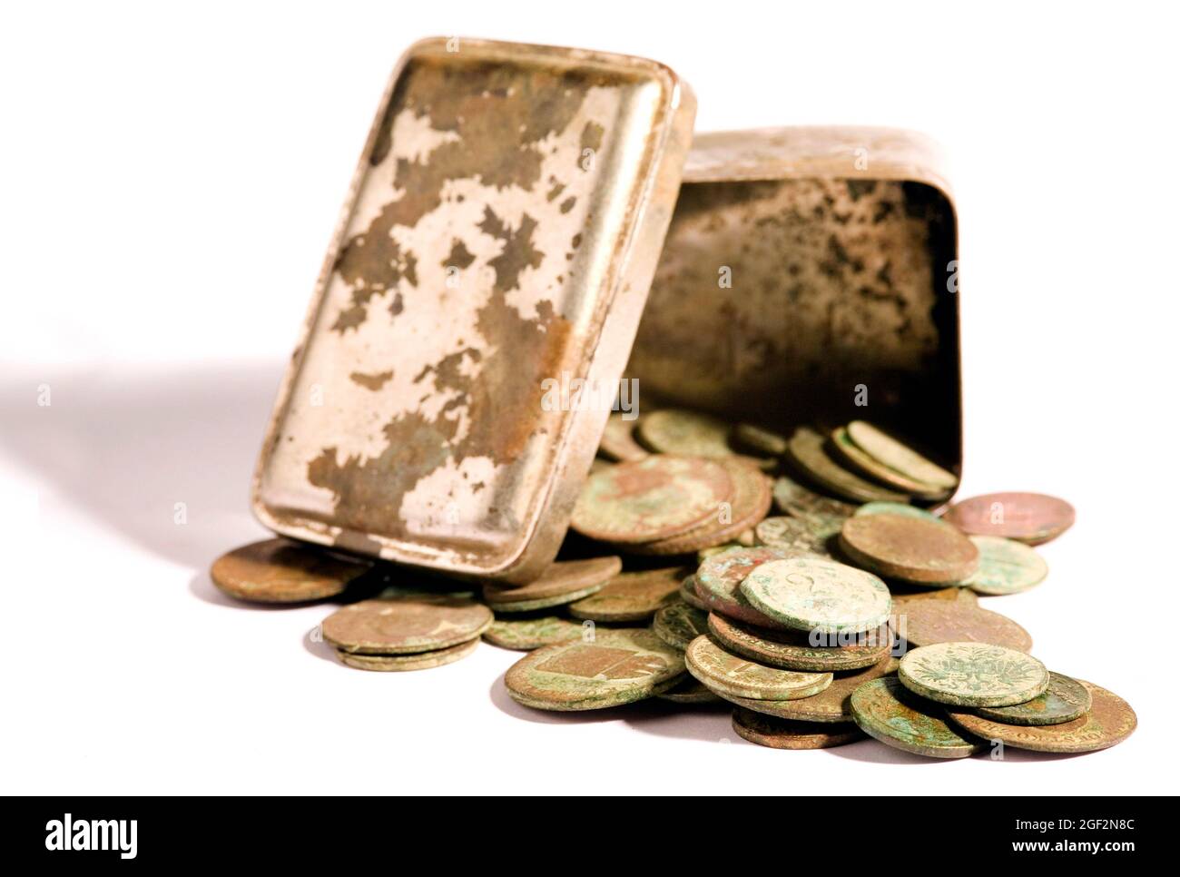 Vecchie monete austriache da una lattina arrugginita Foto Stock