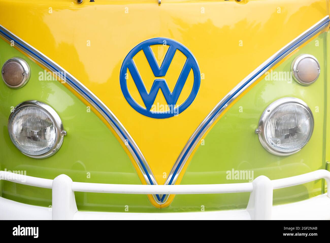 21-08-2021 Brasschaat, Anversa, Belgio la parte anteriore di un camper verde e giallo d'epoca VW o Vokswagen nei colori del Brasile, o reggae. Foto di alta qualità Foto Stock