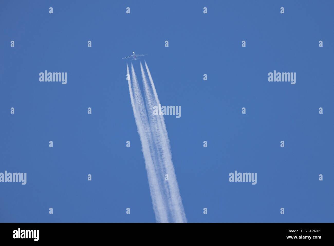 Airbus 380, a cielo blu con piste di condensazione, Germania, Baviera Foto Stock