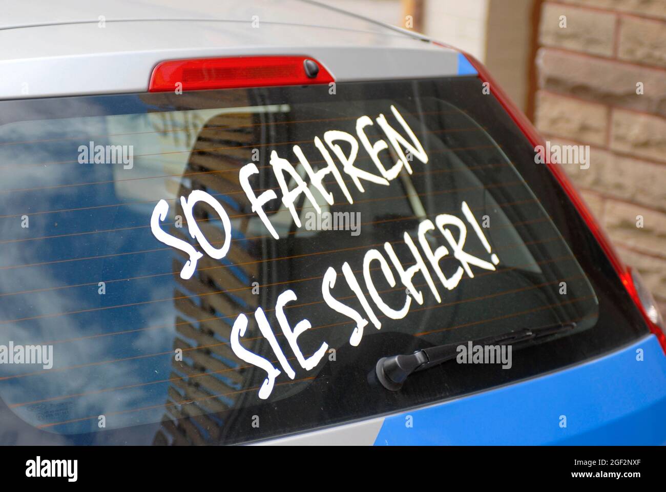 'O fahren sie sicher!' Iscrizione in foglio su un , Germania Foto Stock