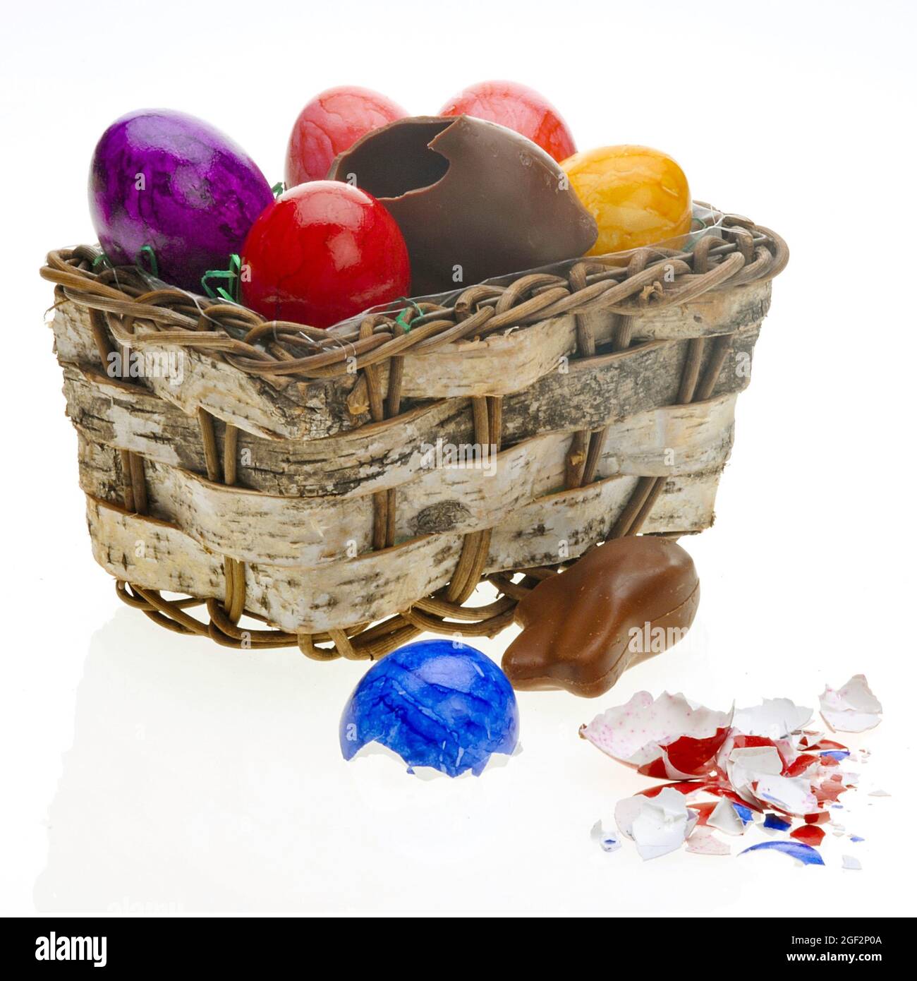 Cestino di Pasqua con uova di Pasqua e un coniglietto di Pasqua al cioccolato, Germania Foto Stock