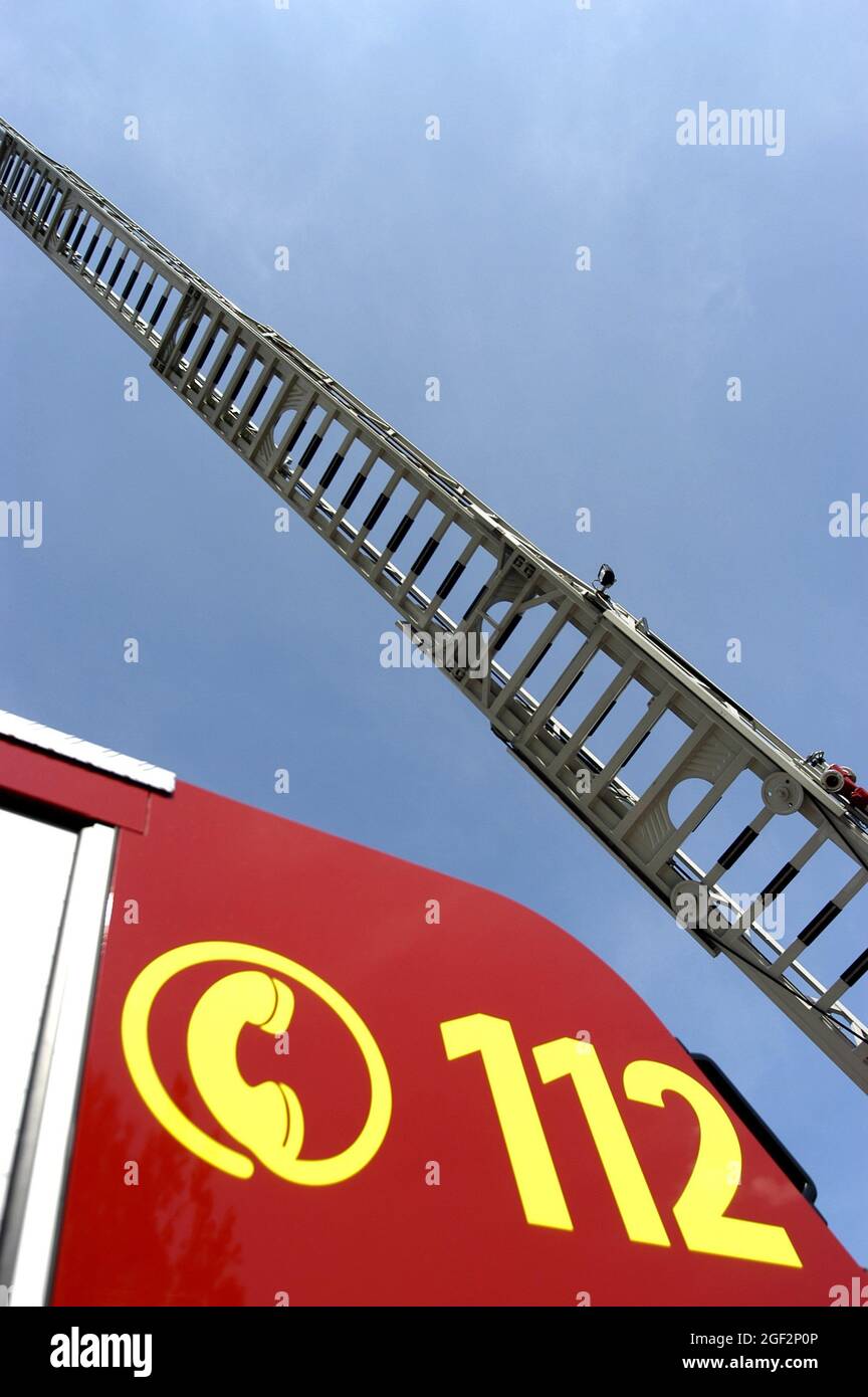 Vigili del fuoco, numero di emergenza 112 e scala di salvataggio dispiegata , Germania Foto Stock