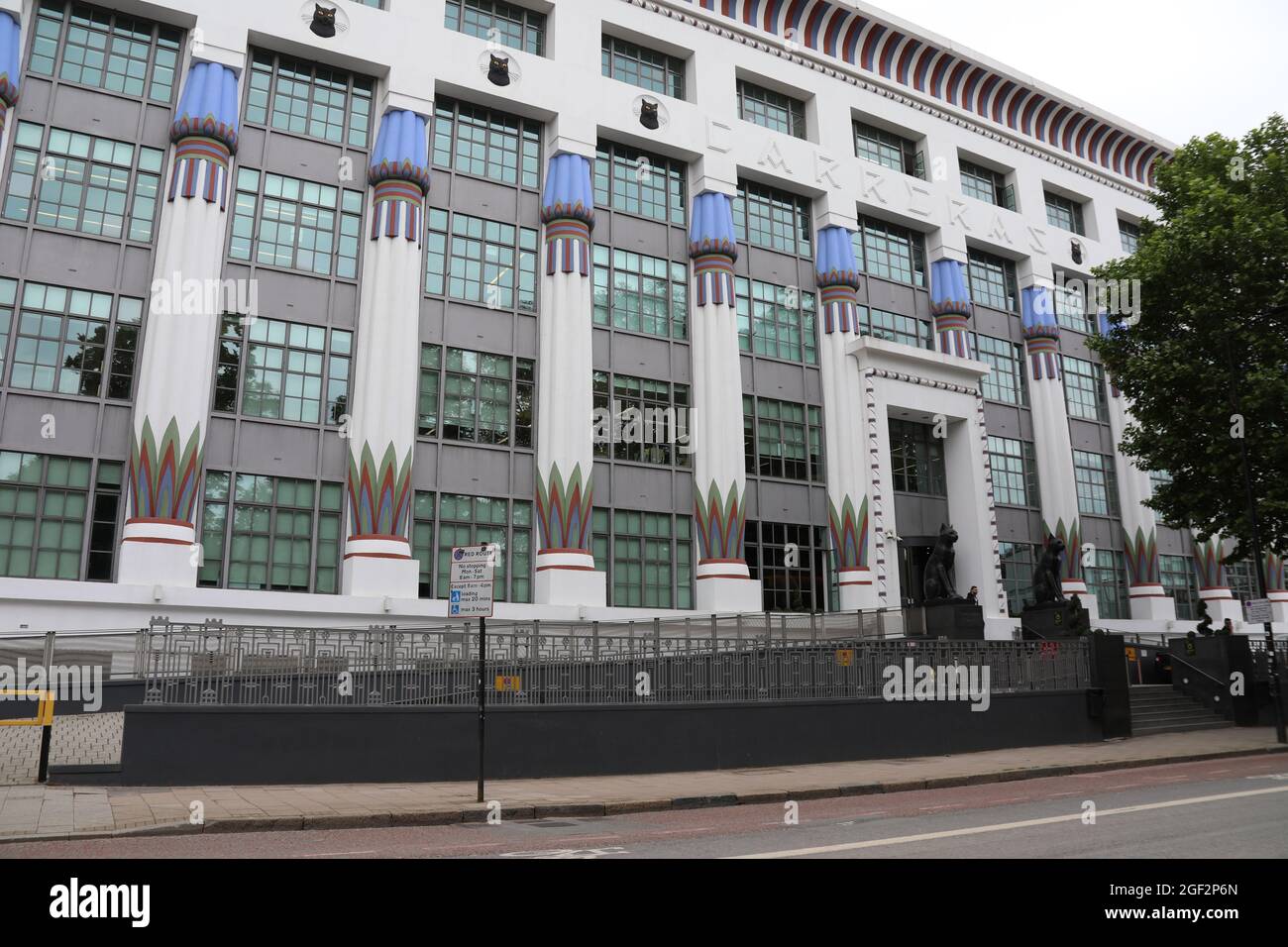 Edificio in stile rivivale egiziano della fabbrica di sigarette Carreras a Camden, nel nord di Londra Foto Stock