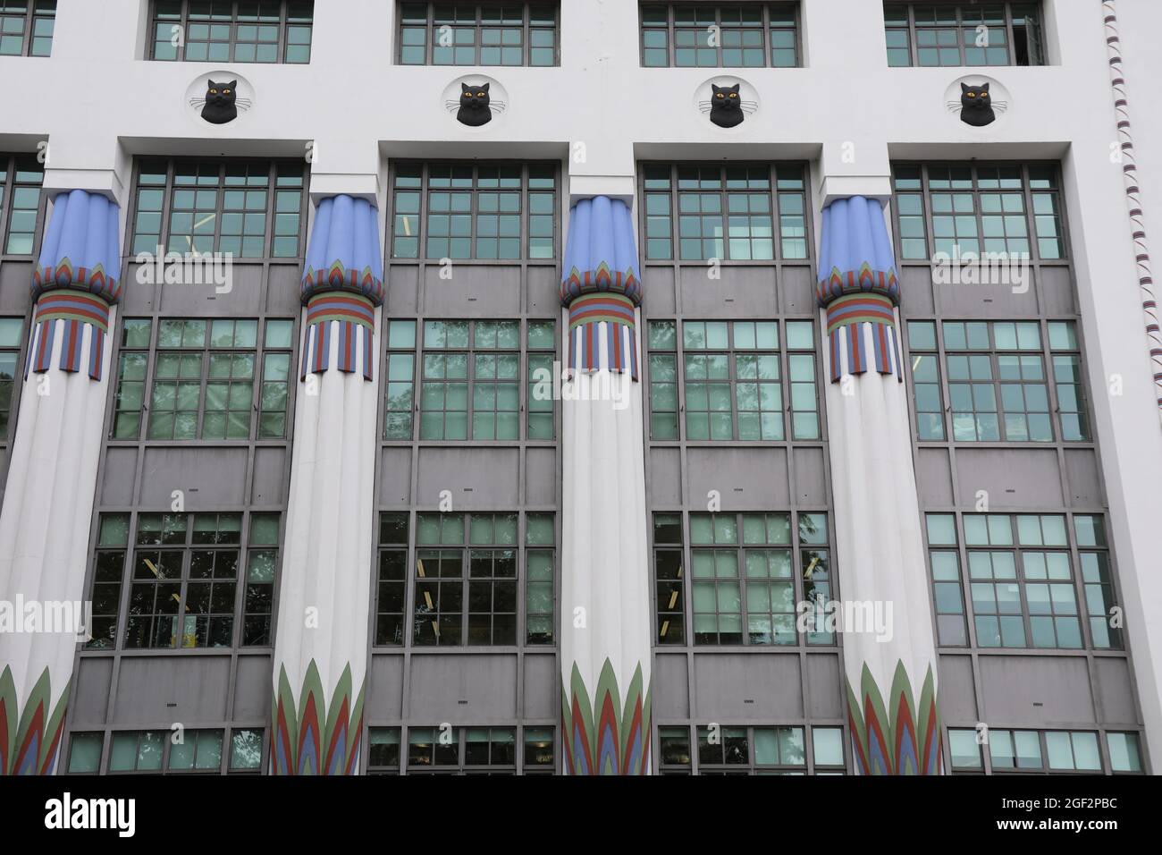 Edificio in stile rivivale egiziano della fabbrica di sigarette Carreras a Camden, nel nord di Londra Foto Stock