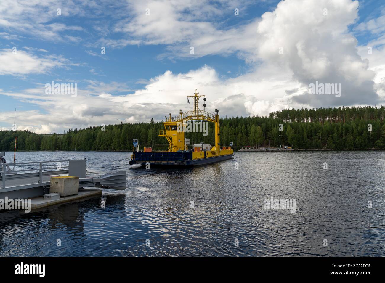 Hanhivirraniemi, Finlandia - 31 luglio 2021: Sbarco sul lago Enonvesi con il traghetto che trasporta i veicoli verso l'altro lato Foto Stock