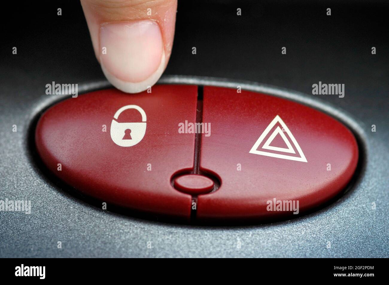 Con un dito sul pulsante per il bloccaggio e le luci di emergenza di un'auto, Germania Foto Stock