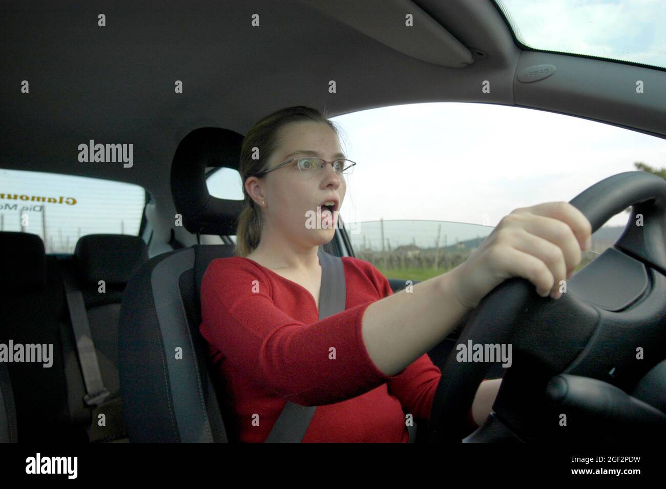 Conducente di auto femminile è spaventata , Germania Foto Stock