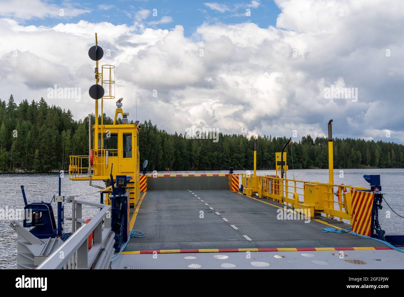 Hanhivirraniemi, Finlandia - 31 luglio 2021: Vista dello sbarco dei traghetti e del traghetto vuoto sul lago Enonvesi Foto Stock