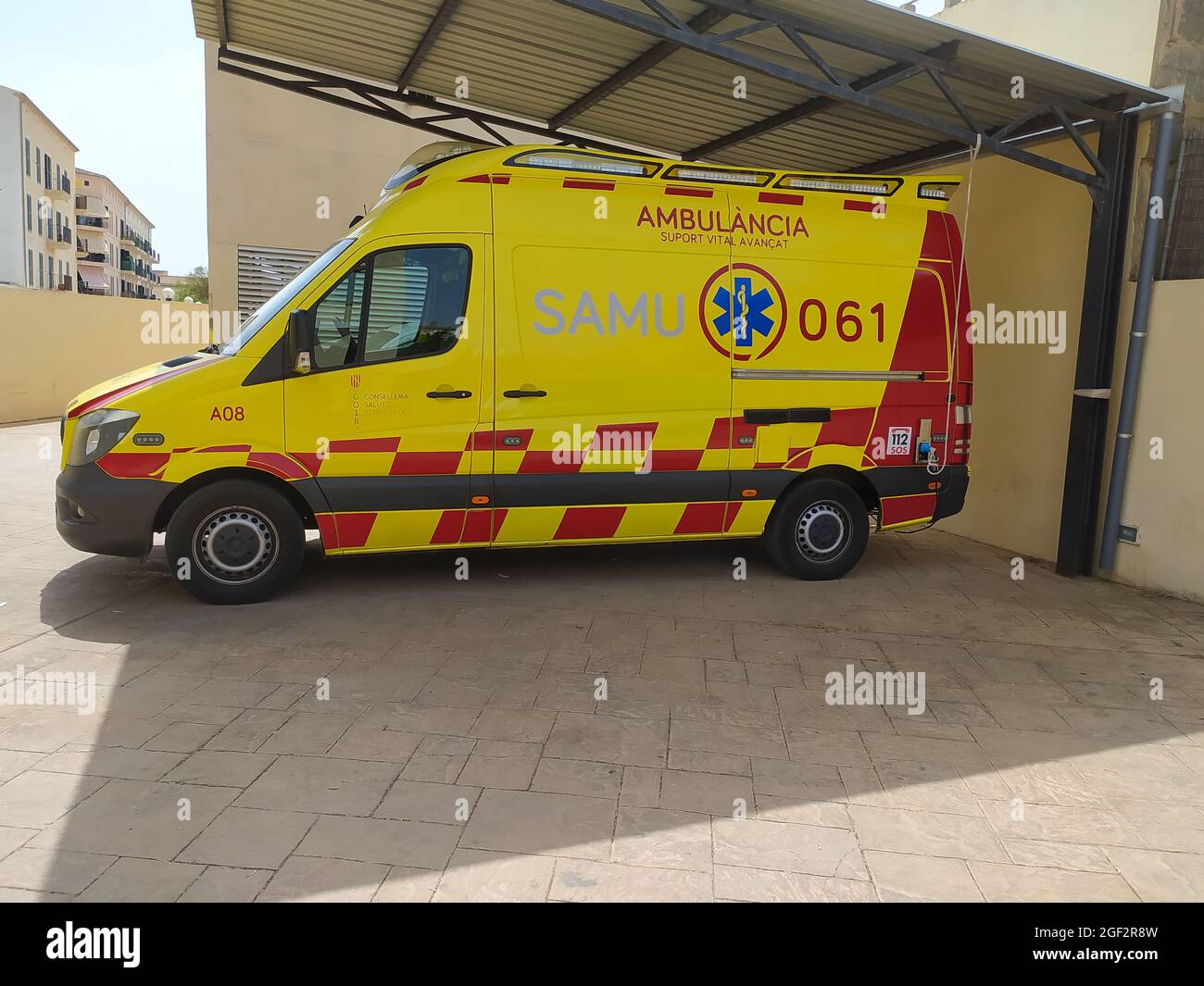 Campos, Spagna; luglio 24 2021: Un'ambulanza elettrica parcheggiava e caricava la sua batteria presso il centro medico nella città di Majorca di Campos. Immagine di un veicolo Foto Stock